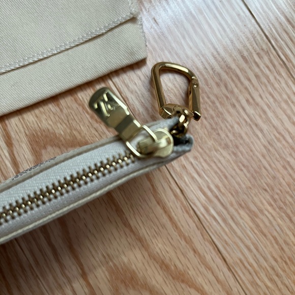 $3️⃣9️⃣5️⃣ Louis Vuitton Key Cle Damier Azur - Picture 2 of 5